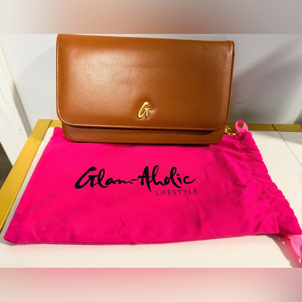 NWOT Glamaholic Lifestyle Wallet on Chain